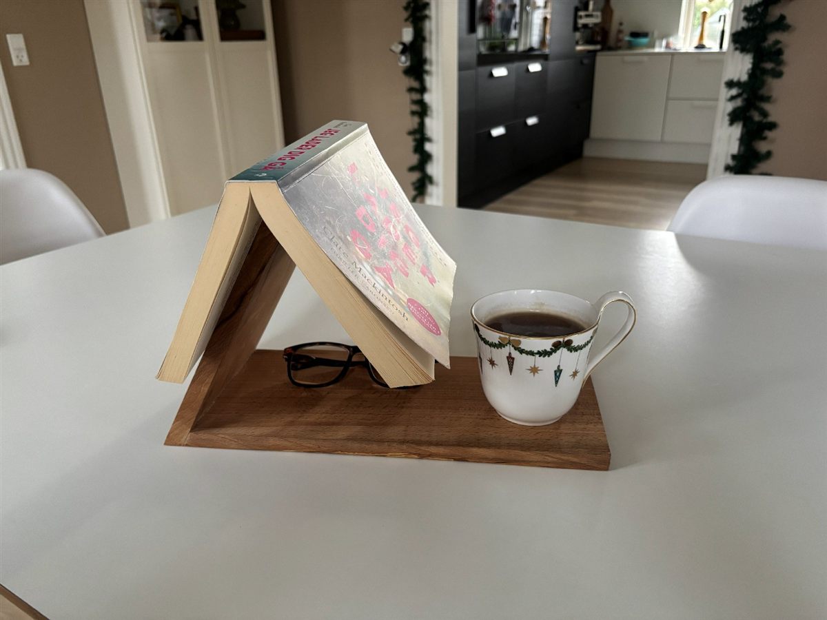 Læsestationen med bog, briller og kaffe