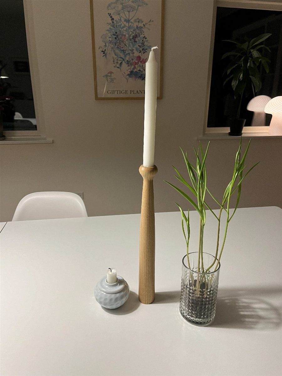 Lysestagen på bordet